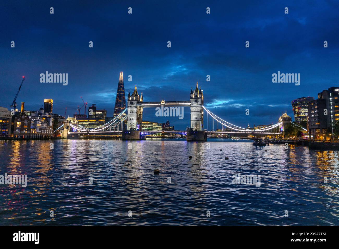 Tower Bridge und The Shard aus dem Osten, London, England, Großbritannien Stockfoto