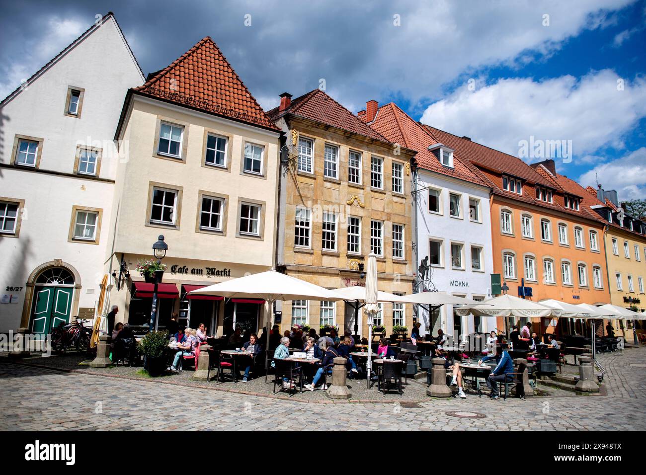 28. Mai 2024, Niedersachsen, Osnabrück Wolken ziehen an einem sonnigen