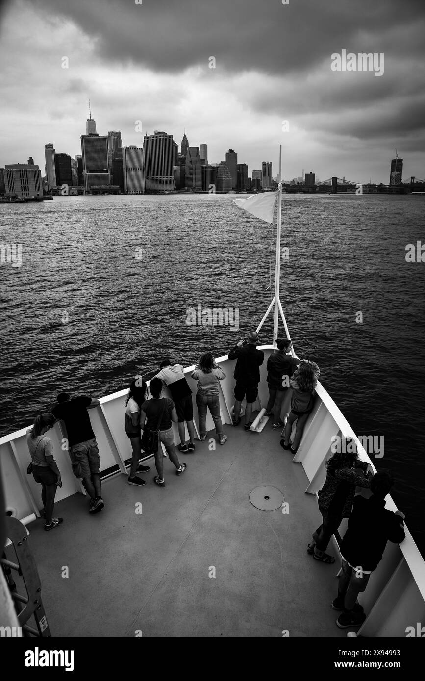 Skyline von Lower Manhattan vom Deck eines Bootes auf dem East River in Monochrome - New York City, USA Stockfoto