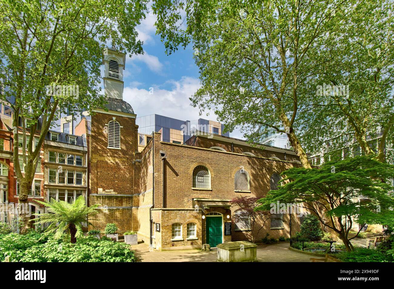 London St. Botolph ohne Aldersgate, auch bekannt als St. Botolph's, Außenansicht von Aldersgate mit Turm und Wetterfahne Stockfoto