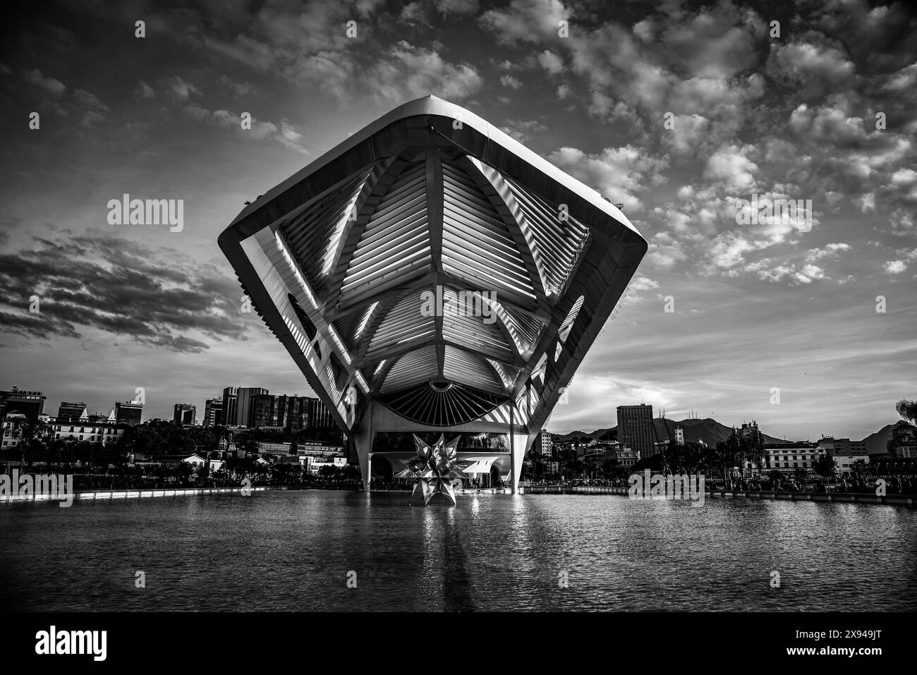 Vorderansicht des Museu do Amanhã (Museum von morgen) in Monochrom - Praca Mauá, Rio de Janeiro, Brasilien Stockfoto