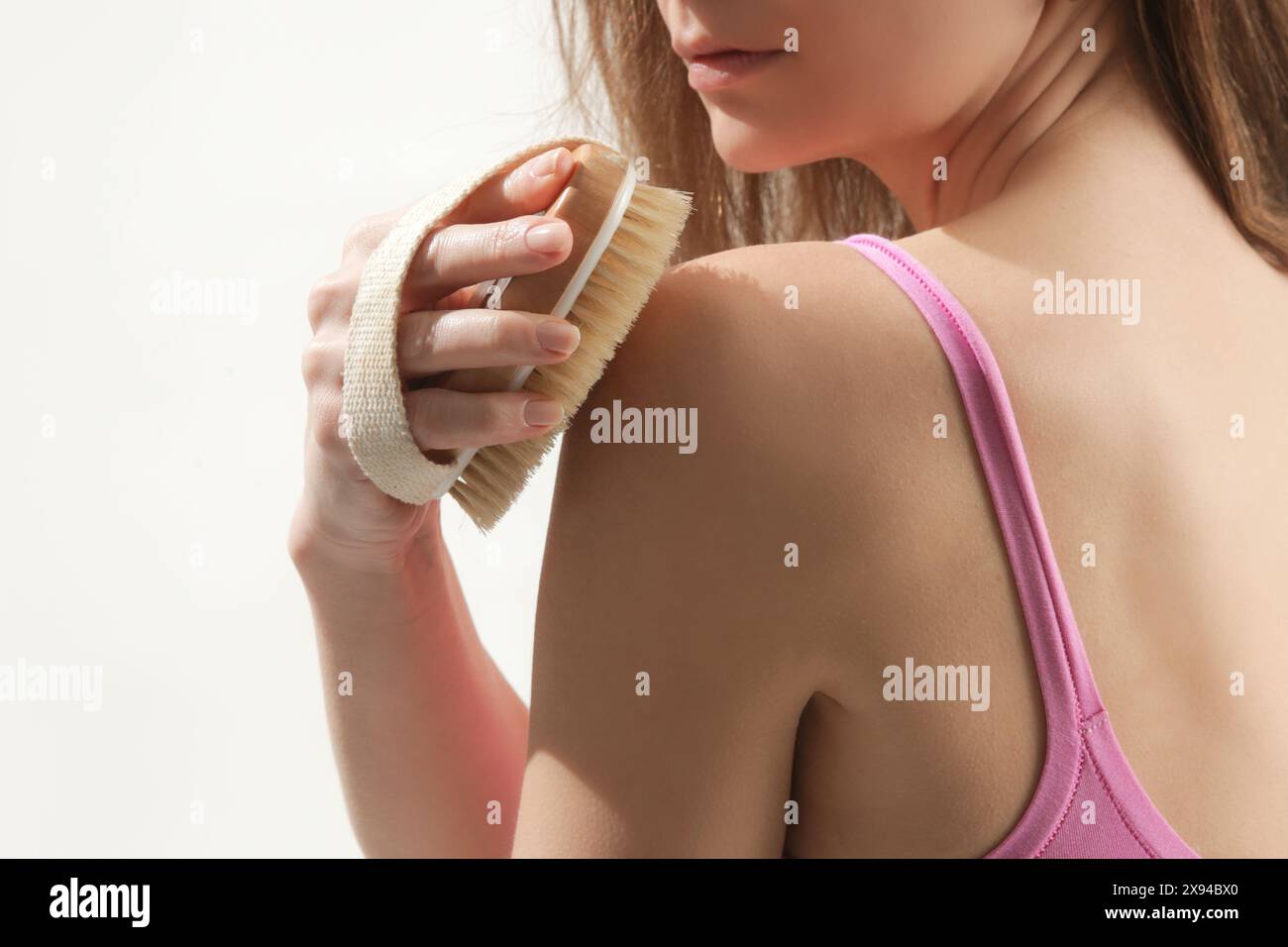 Trockene Körperbürste, Frau trockene Körperbürste, um Cellulite zu reduzieren, das Lymphsystem zu entgiften und schöne glatte Haut zu erzielen. Bürsten trockener Haut als PA Stockfoto