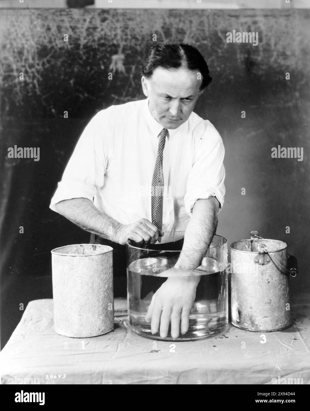 Der Illustionist und Fluchtkünstler Houdini Makes Spirit Hands, 1923 – in dieser Sequenz von Fotografien zeigte Houdini, wie Geisthände, die bei Seancen erschienen, von weniger ätherischen Wesen hergestellt wurden. Stockfoto