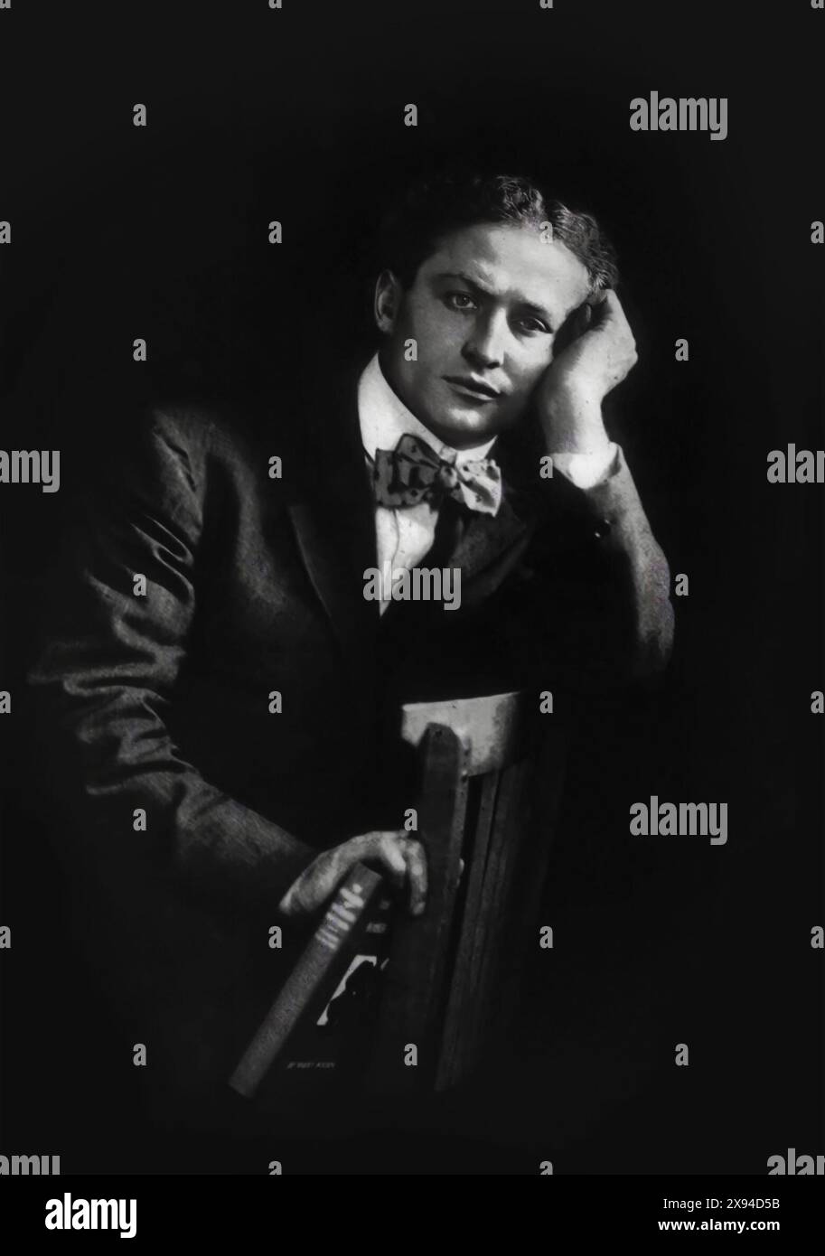 Porträt von Harry Houdini mit seinem Buch „The Unmasking of Robert-Houdin“ Stockfoto