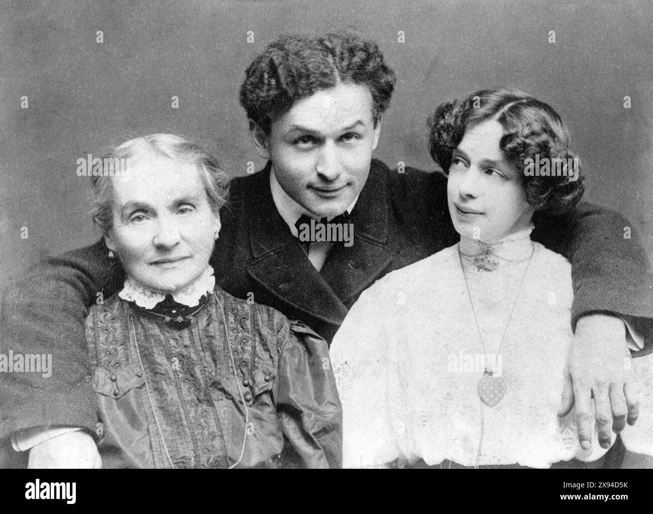 Harry Houdini mit seiner Frau Beatrice und der Mutter Cecilia Steiner Weiss, halblanges Porträt, 1907 Stockfoto