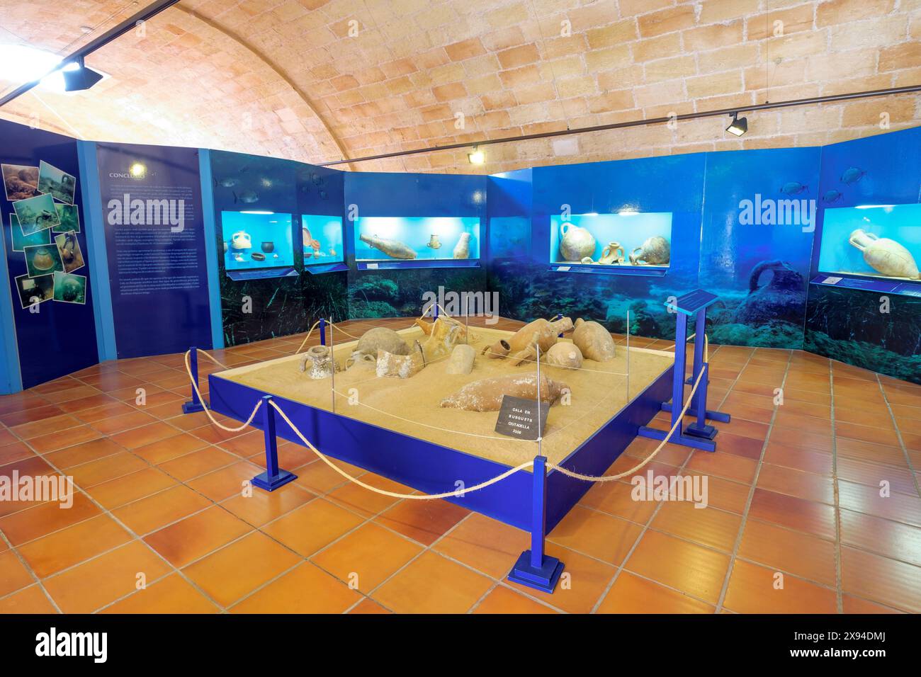 Nachbildung der Entsorgung der Überreste in Cala Busquets, Museu Municipal de Ciutadella, Bastió de sa Font, Ciutadella, Menorca, Spanien Stockfoto