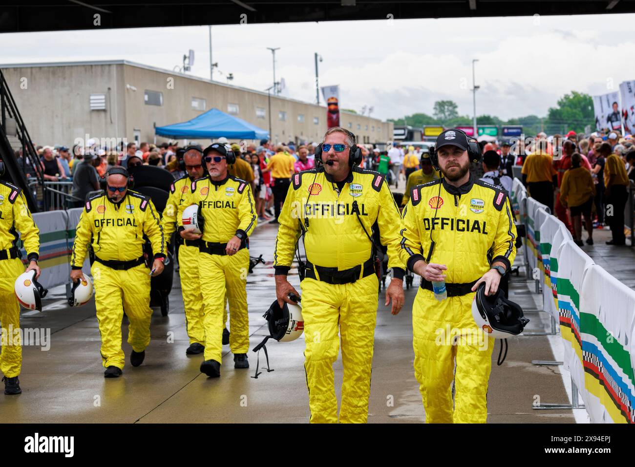 Rennoffiziere gehen 2024 auf den Indianapolis Motor Speedway, der Indy 500. Stockfoto