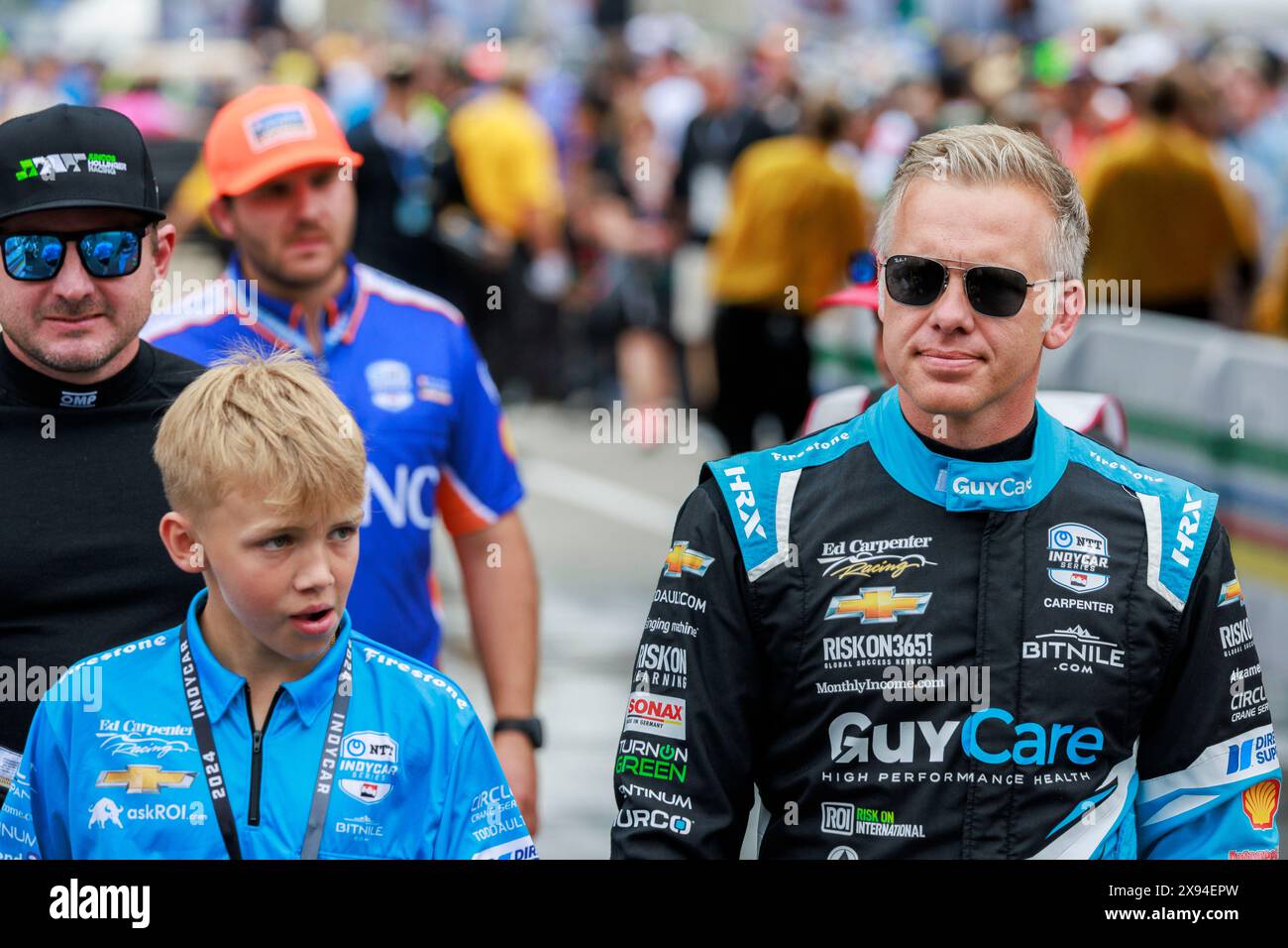 Rennfahrer Ed Carpenter geht während der Einführung des Fahrers auf dem Indy 500 2024 auf dem Indianapolis Motor Speedway auf die Rennstrecke. Stockfoto