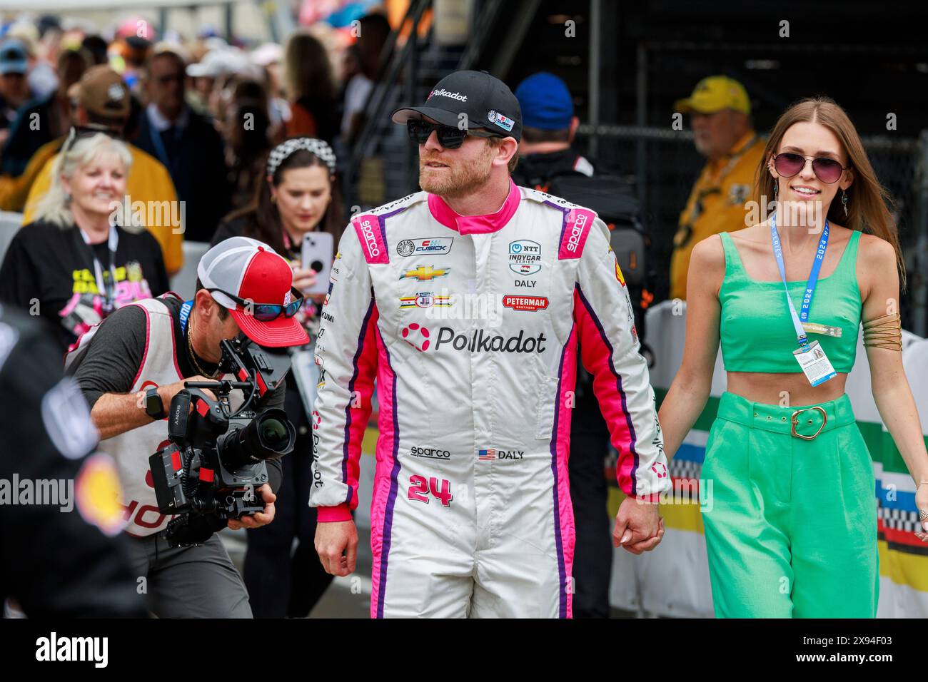 Indianapolis, Usa. Mai 2024. Der Rennfahrer Conor Daly begibt sich während einer Fahrervorstellung vor dem 2024 Indy 500 auf dem Indianapolis Motor Speedway auf die Rennstrecke. Quelle: SOPA Images Limited/Alamy Live News Stockfoto