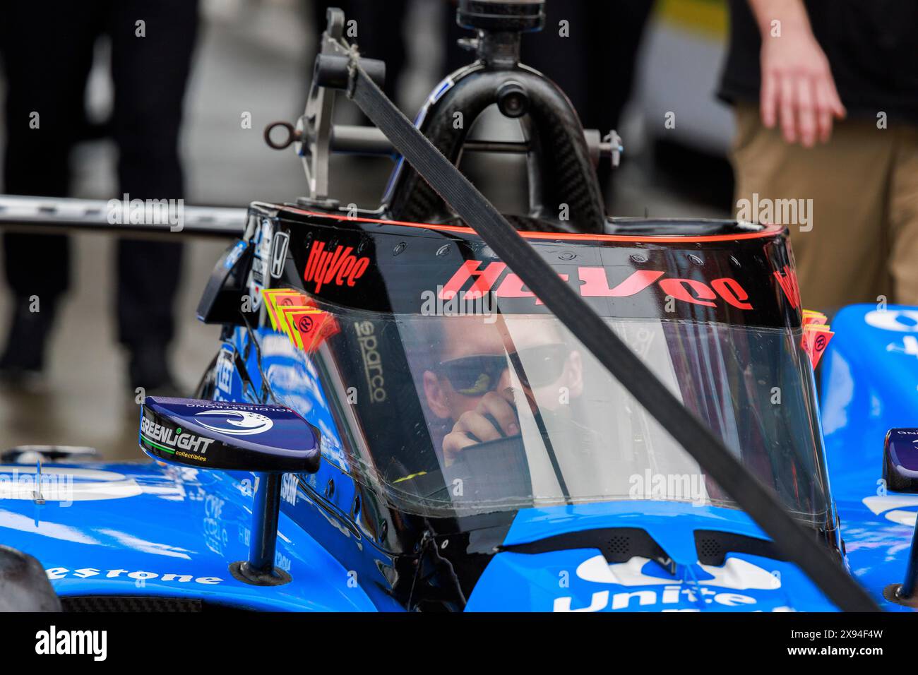 Indianapolis, Usa. Mai 2024. Crew-Mitglieder von Graham Rahal fahren mit seinem Auto vor dem 2024 Indy 500 auf dem Indianapolis Motor Speedway in die Boxenreihe. (Foto: Jeremy Hogan/SOPA Images/SIPA USA) Credit: SIPA USA/Alamy Live News Stockfoto