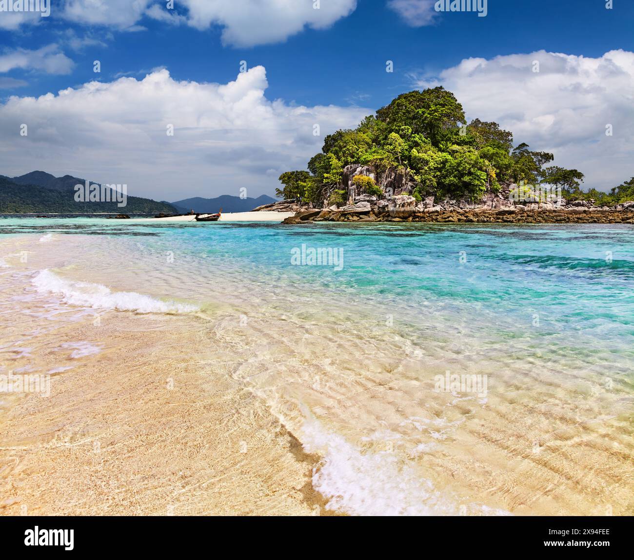 Tropischer Strand mit klarem türkisfarbenem Wasser in Thailand Stockfoto