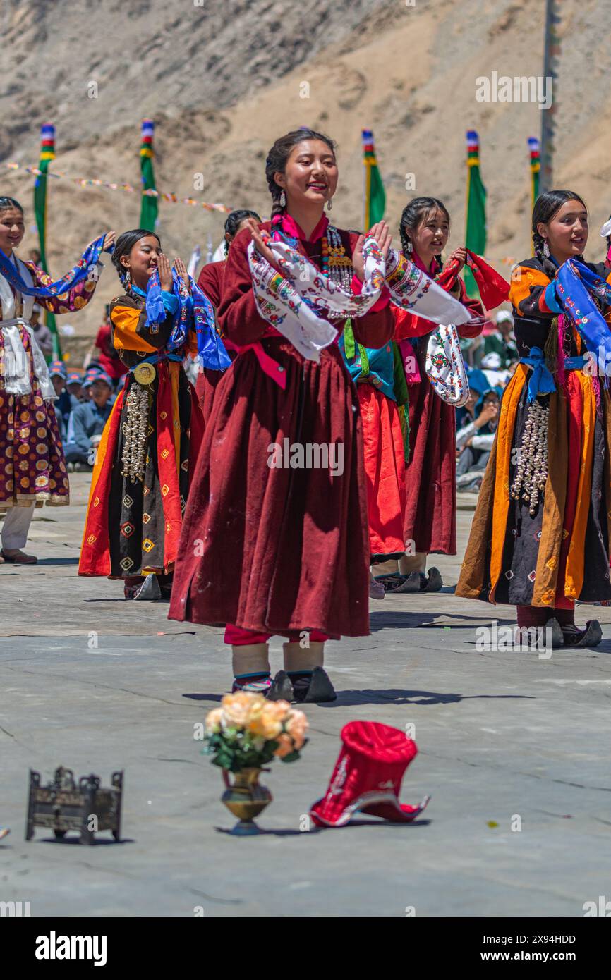 Eine Gruppe junger buddhistischer Mädchen, die am 23. Mai 2024 in Leh, Ladakh, Indien, traditionelle Tanzsequenzen in traditionellen Kostümen aufführen. Stockfoto