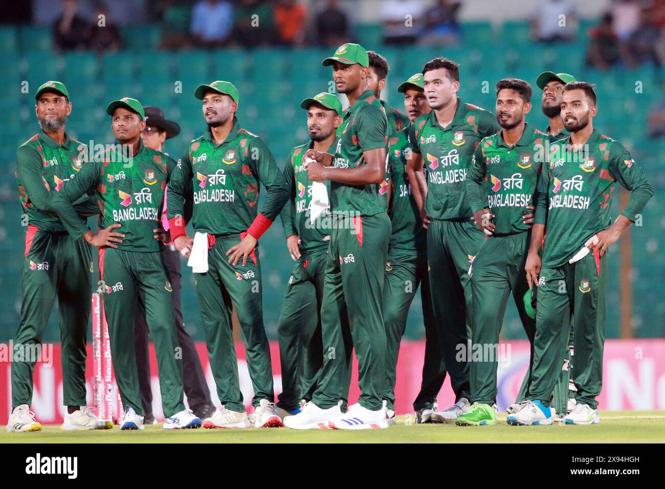 Bangladeschische Spieler sehen auf dem Bildschirm nach dem dritten Schiedsrichter beim zweiten T20-Spiel gegen Simbabwe bei Zahur Ahmed Chowdhury Stadi Stockfoto