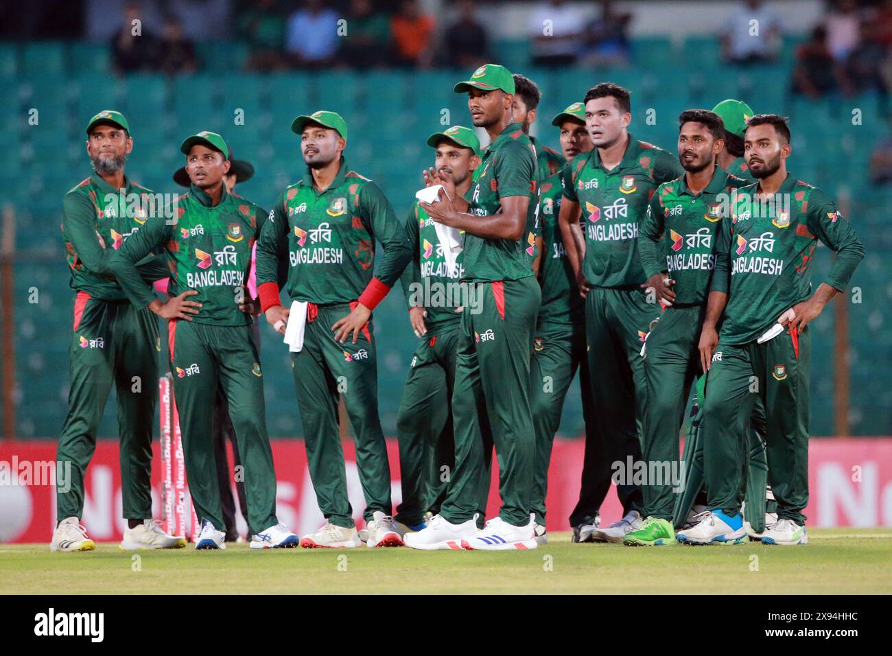 Bangladeschische Spieler sehen auf dem Bildschirm nach dem dritten Schiedsrichter beim zweiten T20-Spiel gegen Simbabwe bei Zahur Ahmed Chowdhury Stadi Stockfoto