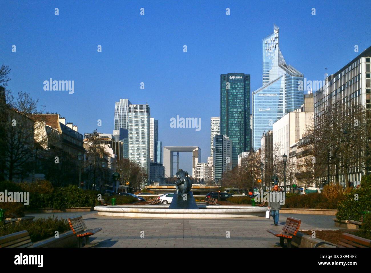 Neuilly-sur-seine, Frankreich - 23. Februar 2018: La Défense vom Platz Saint-Jean in Neuilly-sur-seine aus gesehen. Stockfoto