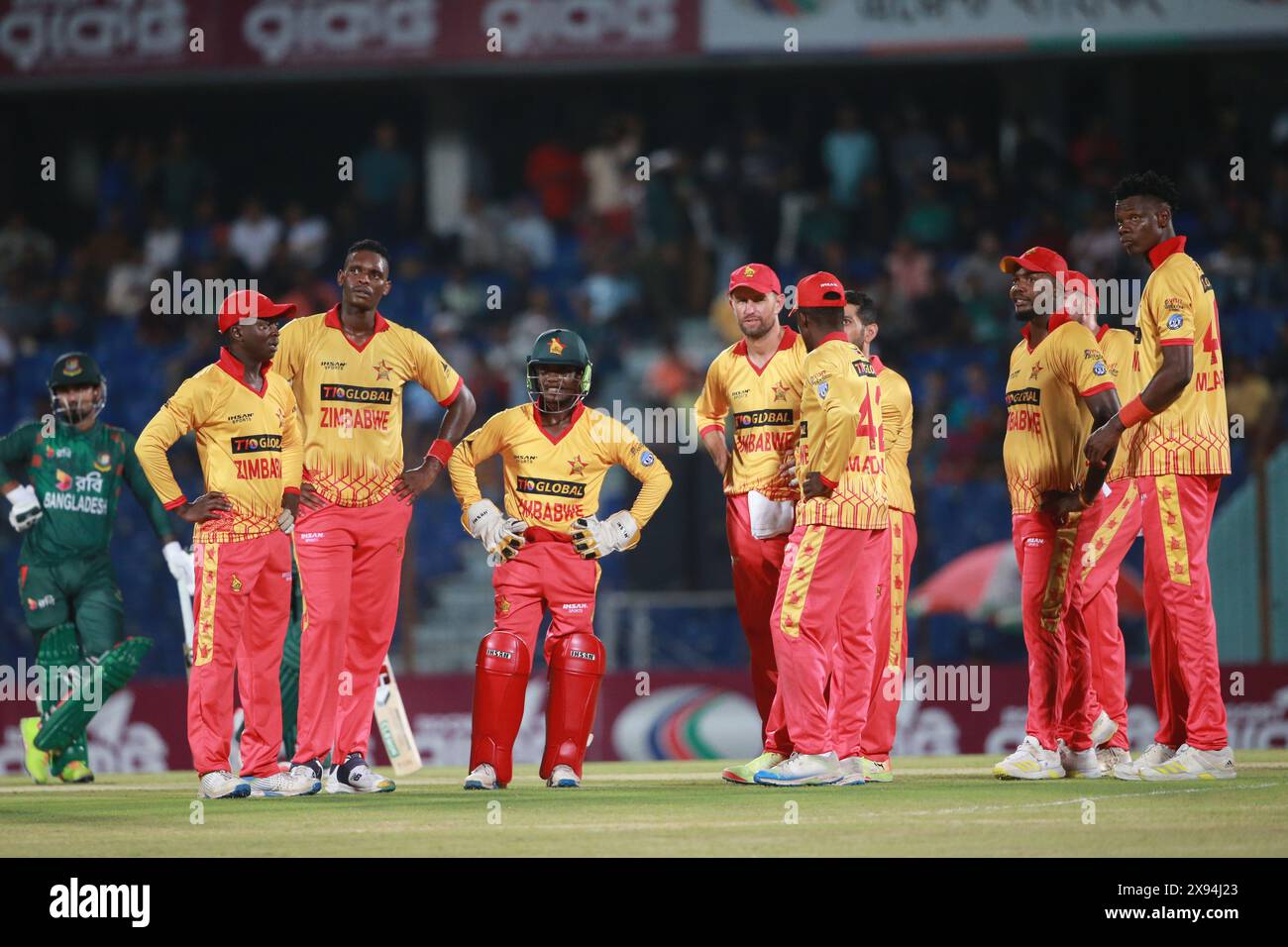 Die Spieler aus Simbabwe sehen auf dem Bildschirm nach dem dritten Schiedsrichter beim zweiten T20-Spiel gegen Bangladesch in der Zahur Ahmed Chowdhury Stad Stockfoto