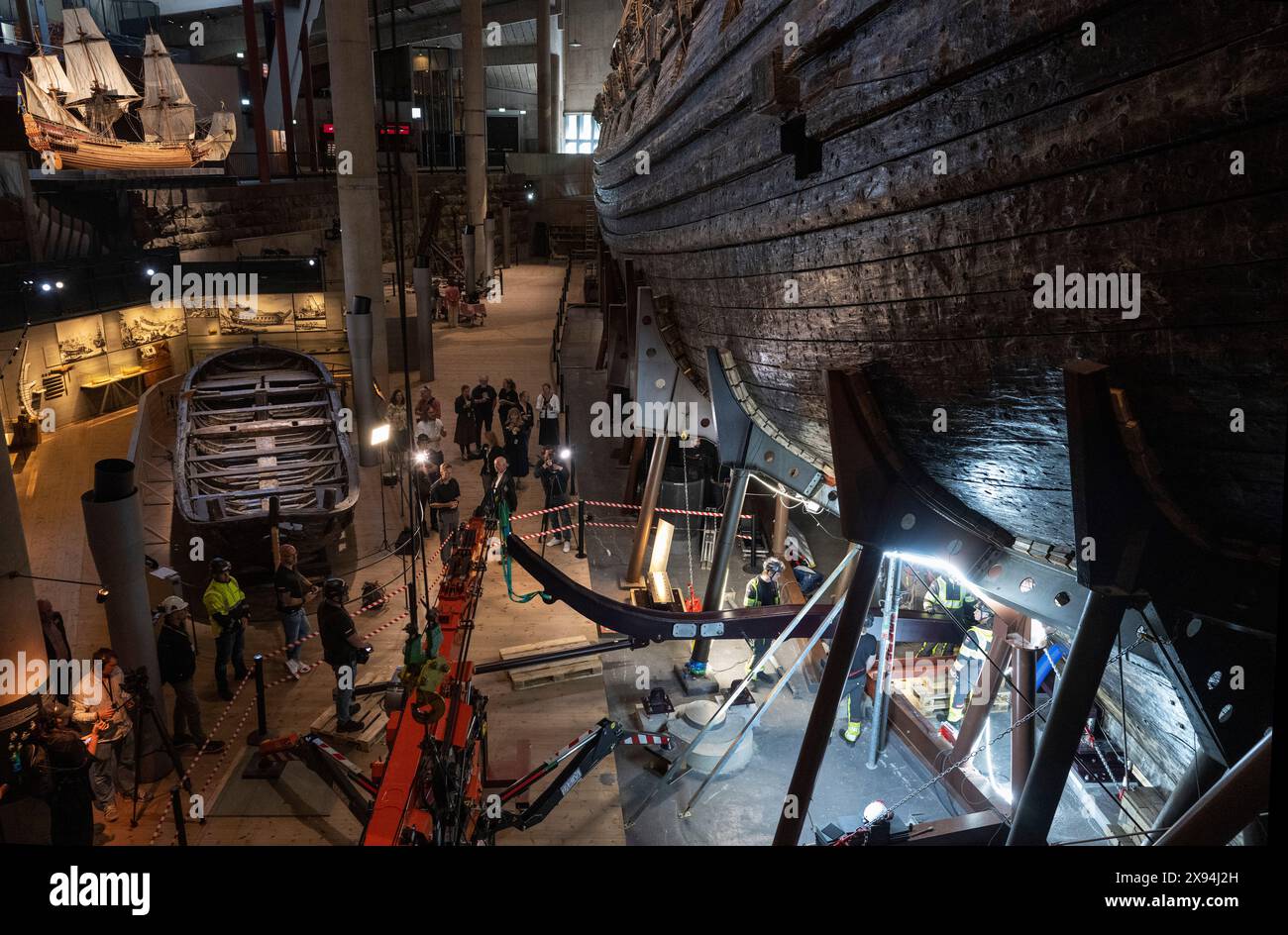 Schweden. Mai 2024. Eines der beliebtesten Reiseziele Schwedens, das Vasa-Museumsschiff in Stockholm, wird gerade renoviert. Heute wurde der erste Teil der neuen Kielstütze des königlichen Schiffes Vasa montiert. Die heutigen 17 externen Halterungen werden durch 27 speziell entwickelte Halterungen aus Stahl ersetzt. Der Grund für die Änderung ist, dass das zerbrechliche Holz des Schiffes im Laufe der Zeit Senkungen im Rumpf ausgesetzt sein könnte. Foto: Fredrik Sandberg/TT/Code 10080 Credit: TT News Agency/Alamy Live News Stockfoto