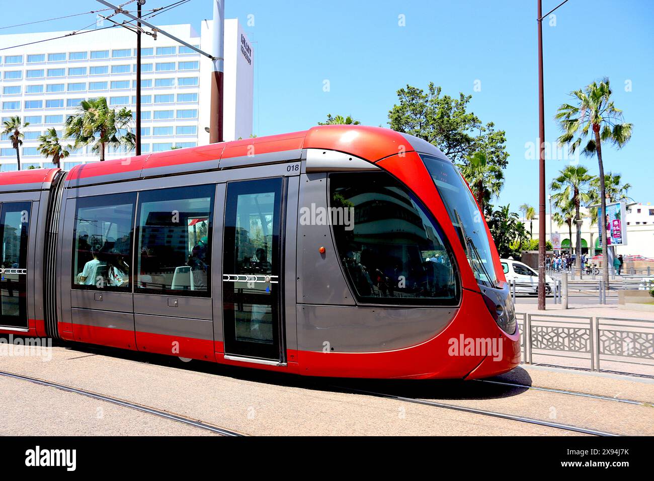 Einheit Nummer 018 der neuen Alstrom Citadis X05-Straßenbahnen, die im April 2024 an die marokkanische Verkehrsbehörde Casa Transports geliefert wurden. Stockfoto