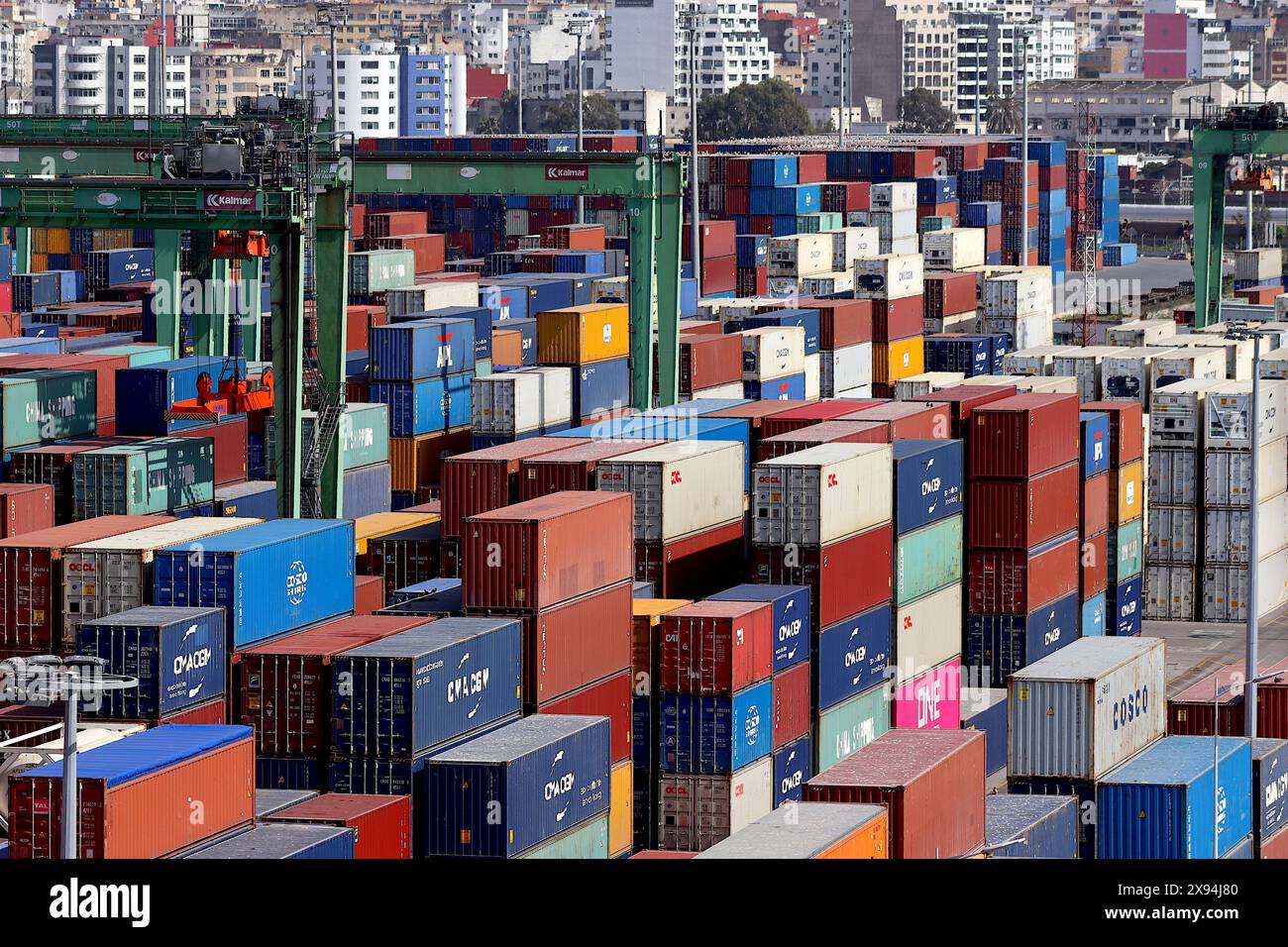 Stapel von Versandcontainern, soweit das Auge reicht, bilden ein Farbflickwerk am Containerterminal von Casablanca im April 2024. Stockfoto
