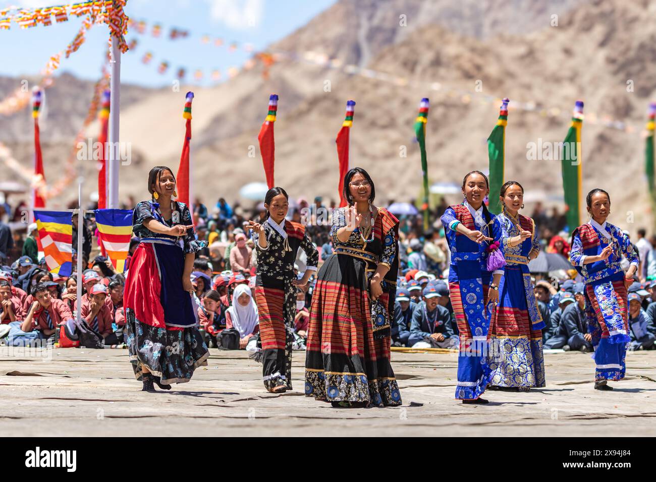 Eine Gruppe junger nepalesischer Mädchen, die am 23. Mai 2024 in Leh, Ladakh, Indien, traditionelle Tanzsequenzen in traditionellen Kostümen aufführen. Stockfoto