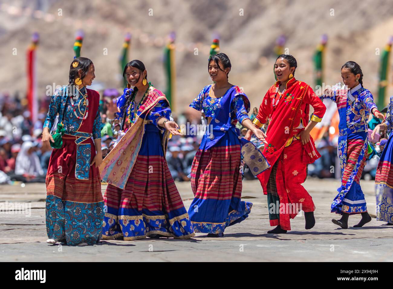 Eine Gruppe junger nepalesischer Mädchen, die am 23. Mai 2024 in Leh, Ladakh, Indien, traditionelle Tanzsequenzen in traditionellen Kostümen aufführen. Stockfoto