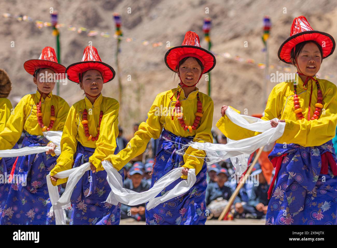 Junge Mädchen aus Ladakh, die am 23. Mai 2024 in Leh, Ladakh, Indien, einen Tanz in Trachten und Hüten vorführen. Stockfoto