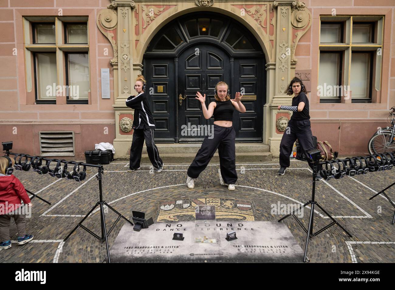 No Sound Dance Experience, Mädchen tanzen in der Fußgängerzone, Freiburg im Breisgau, Baden-Württemberg, Deutschland Stockfoto