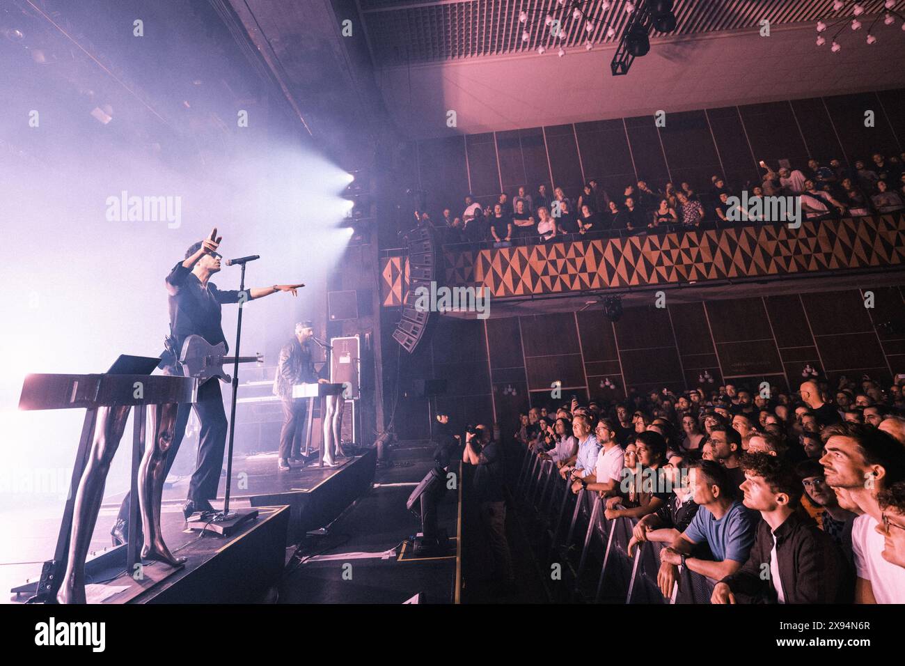 Kopenhagen, Dänemark. Mai 2024. Das kanadische Elektro-Funk-Duo Chromeo gibt ein Live-Konzert im VEGA in Kopenhagen. Hier ist Sänger und Musiker Dave 1 live auf der Bühne zu sehen. (Foto: Gonzales Photo/Alamy Live News Stockfoto