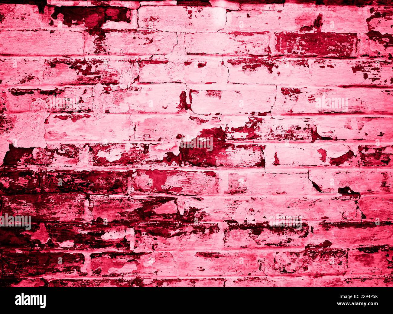 Backsteinwand Hintergrund. Viva magenta ist die Farbe des Jahres 2023. Stockfoto