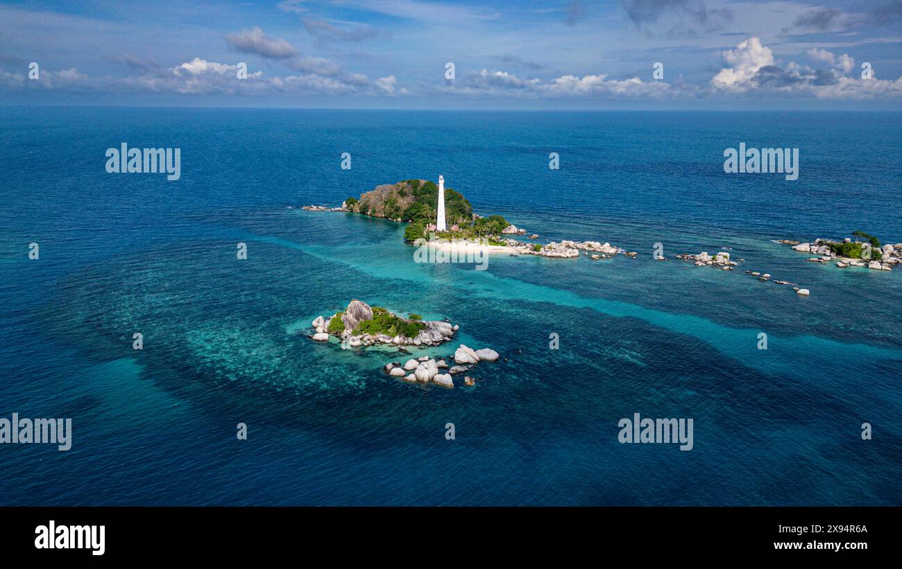 Aus der Vogelperspektive des Old Indie Lighthouse, Lengkuas Island, Belitung Island vor der Küste von Sumatra, Indonesien, Südostasien, Asien Stockfoto