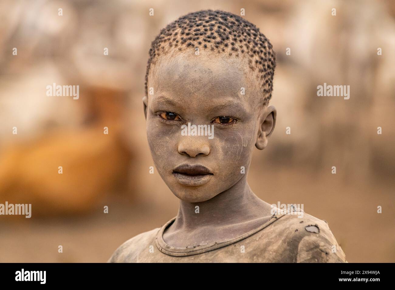 Dusty Mundari Boy, Mundari Stamm, Südsudan, Afrika Stockfoto