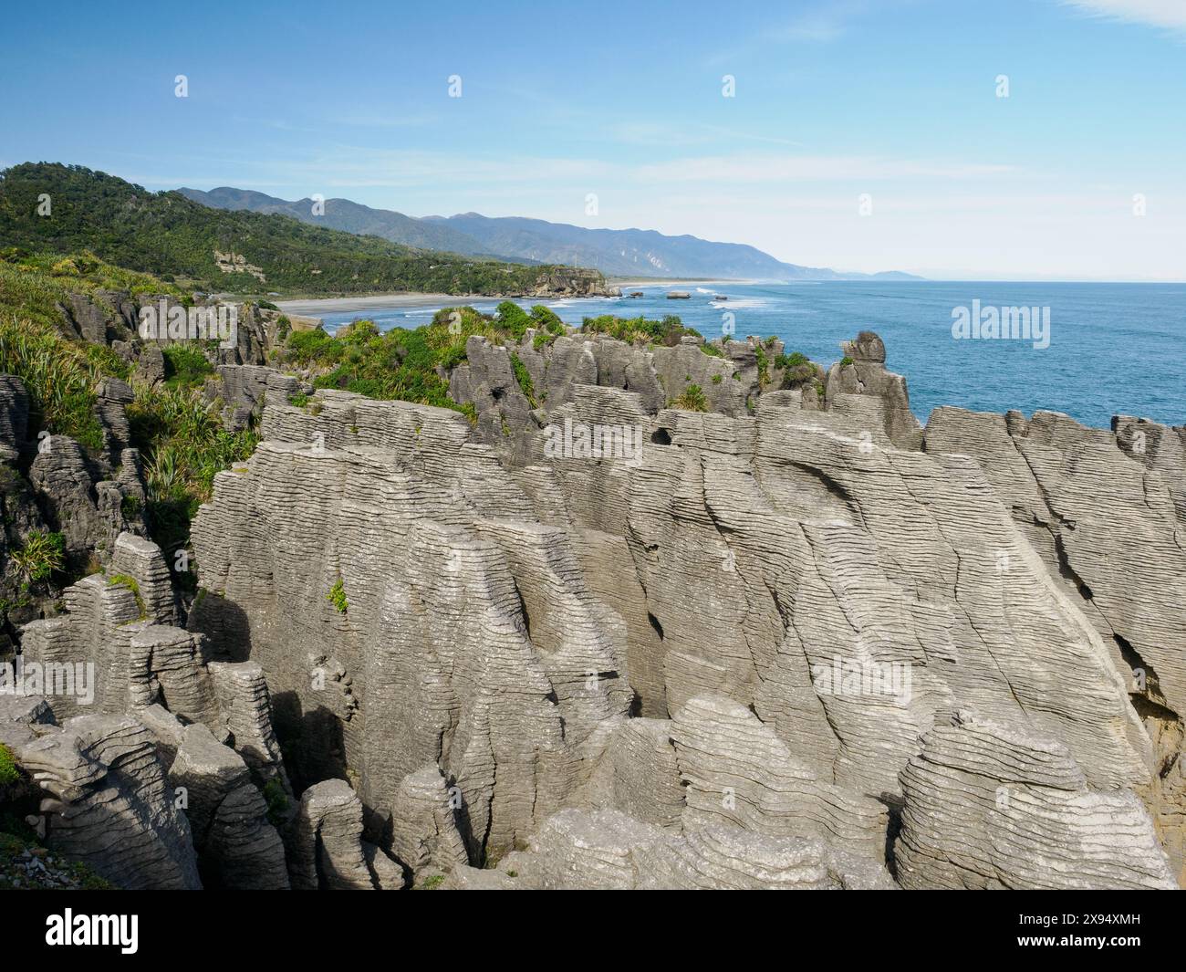 Die Pancake Rocks, eine ungewöhnliche Kalksteinformation, die wie Sedimentgestein aufgeschichtet und durch Wasser und Wind erodiert ist, Neuseeland Stockfoto