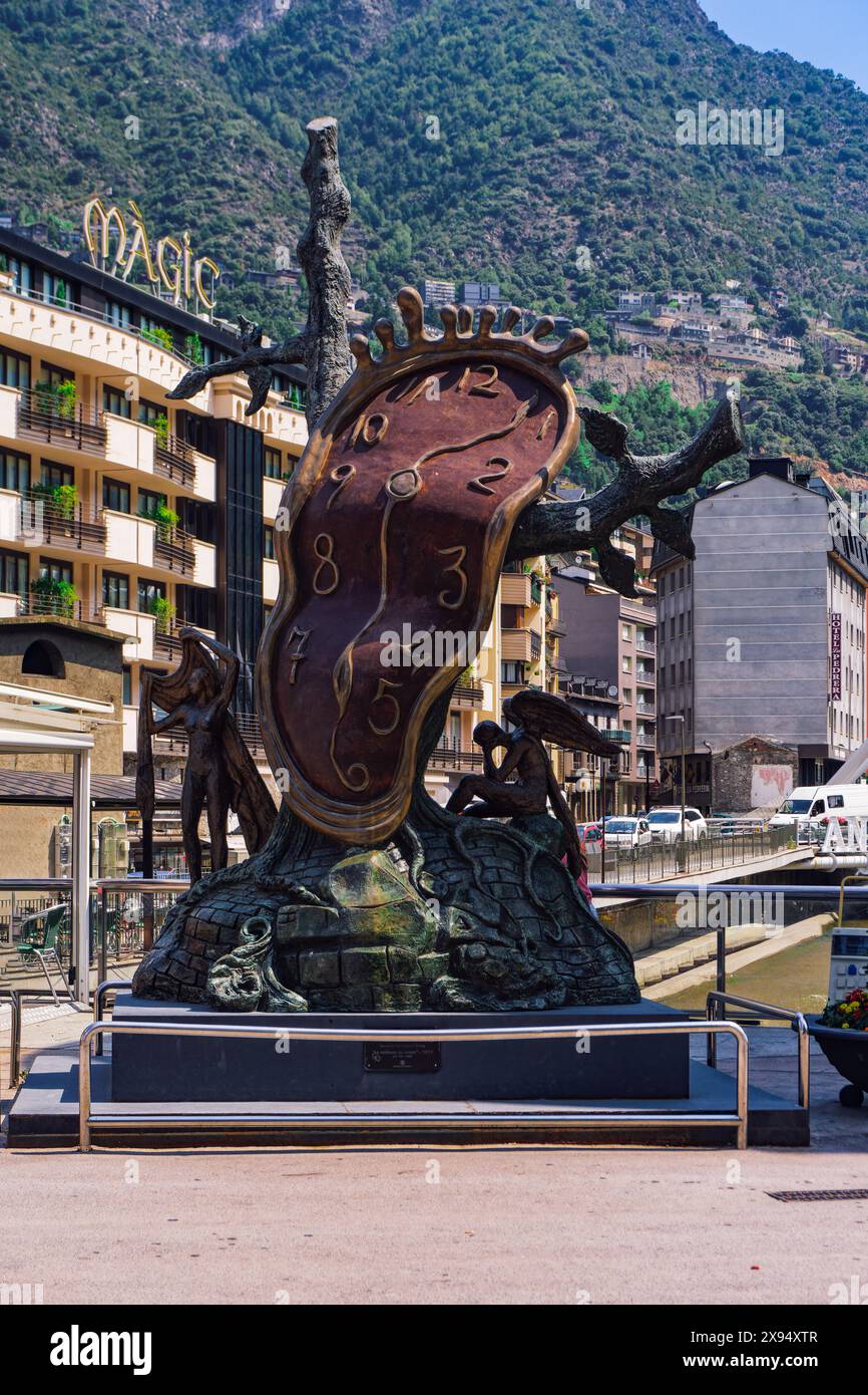 Noblesa del Temps, Salvador Dali Bronzeskulptur mit schmelzender Uhr in der Hauptstadt Andorra la Vella, Andorra, in den Pyrenäen, Europa Stockfoto