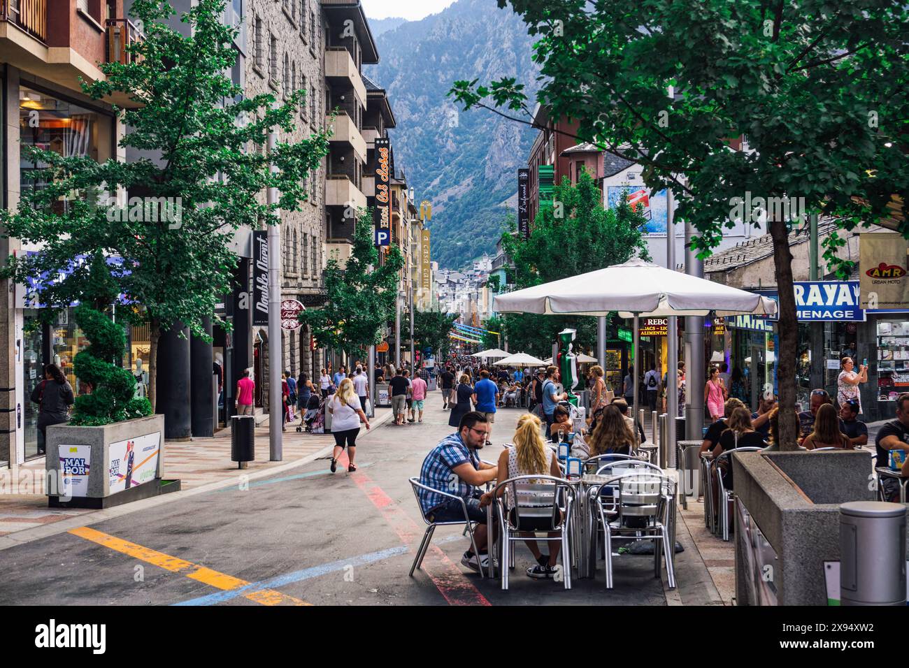 Gebäude mit Geschäften und Menschenmenge in der Hauptstadt Andorra la Vella, Andorra, Pyrenäen, Europa Stockfoto