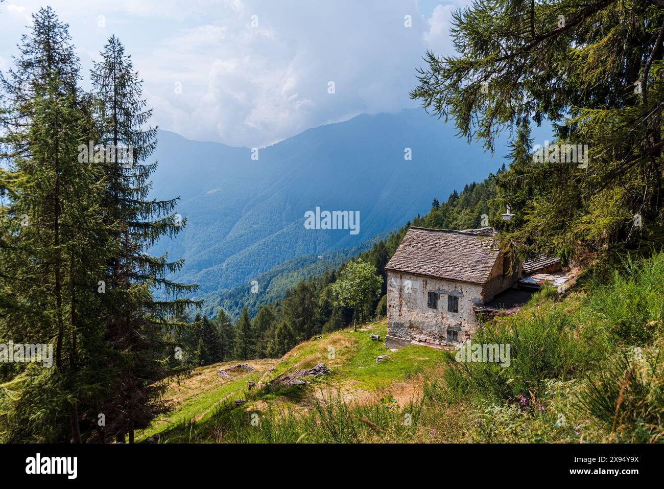 Ländliches alpines Leben mit einer Hütte über einem riesigen Bergtal, italienische Alpen, Italien, Europa Stockfoto