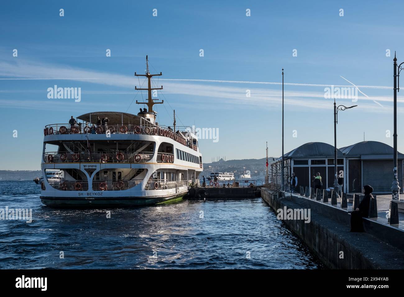 Blick auf die Uferpromenade von Eminonu, ein Dock für Fähren, die den Bosporus überqueren, am südlichen Ende der Galata-Brücke über das Goldene Horn, Istanbul Stockfoto