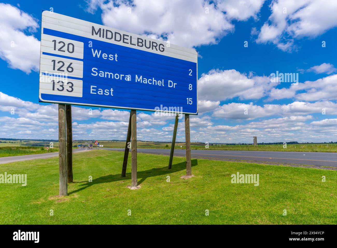 Blick auf das Straßenschild N4 und den großen Himmel in Middelburg, Provinz Mpumalanga, Südafrika, Afrika Stockfoto