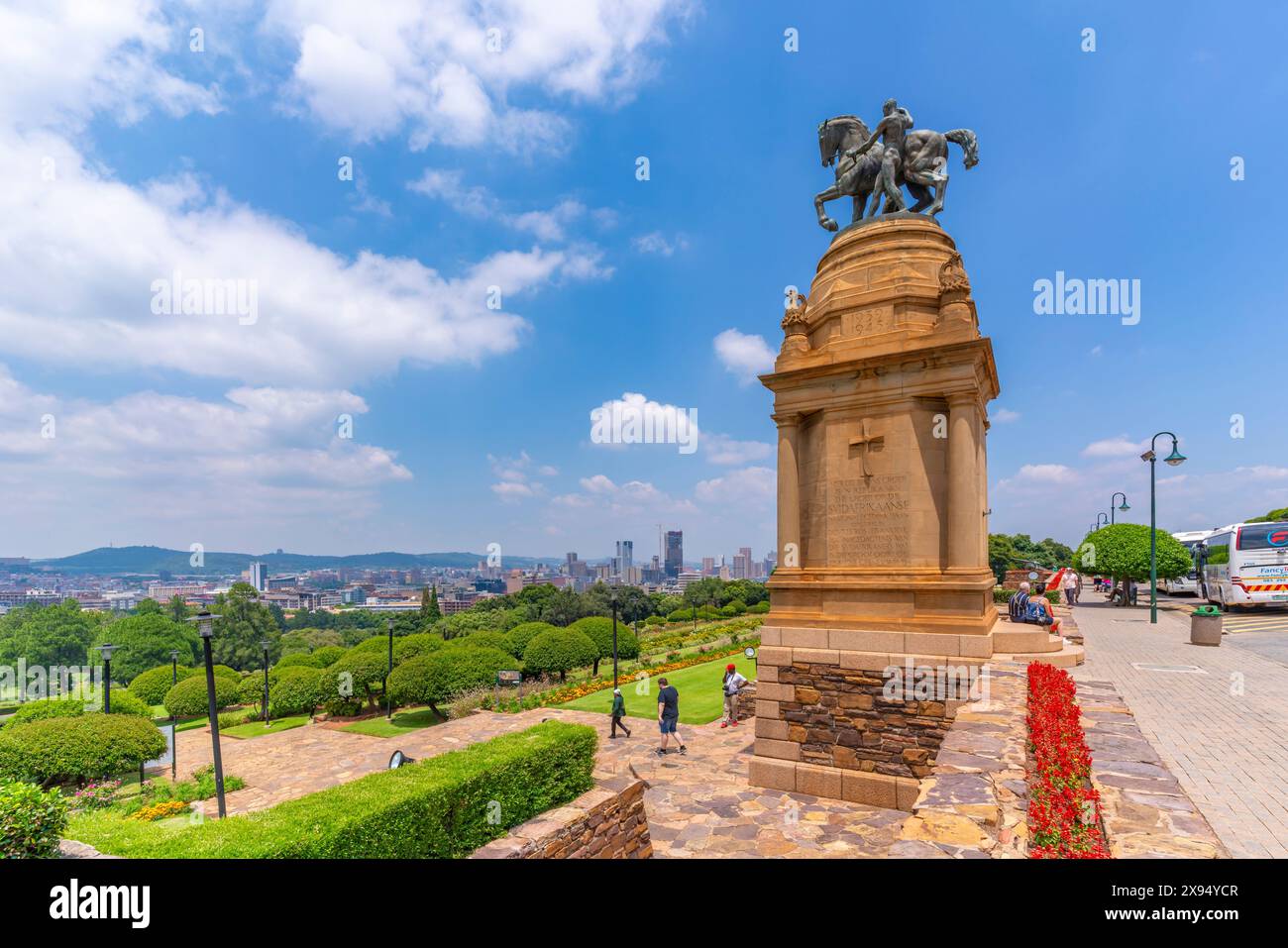 Blick auf Delville Wood Memorial, Pretoria Skyline und Union Buildings Gardens von Union Buildings, Pretoria Central, Pretoria, Südafrika, Afrika Stockfoto