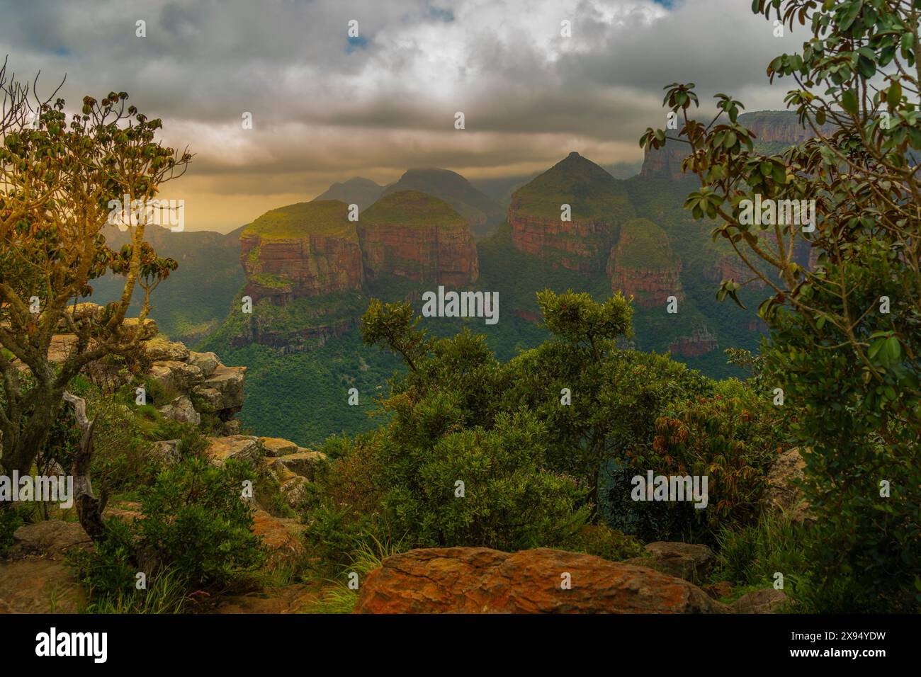 Blick auf den stimmungsvollen Himmel über den drei Rondavels im Blyde River Canyon, Provinz Mpumalanga, Südafrika, Afrika Stockfoto