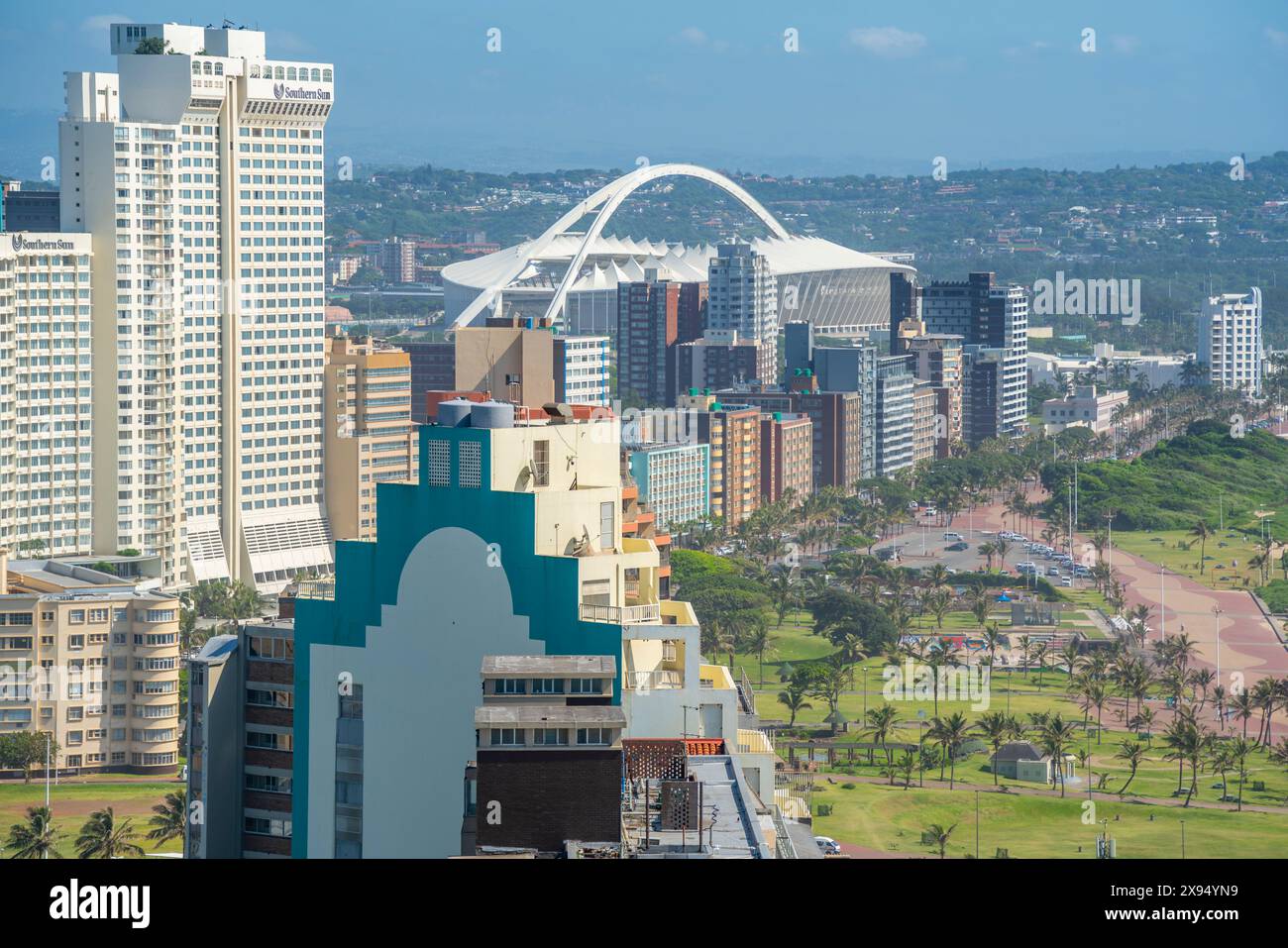 Erhöhter Blick auf das Moses Mabhida Stadion und die Hotels in Durban, Provinz KwaZulu-Natal, Südafrika, Afrika Stockfoto