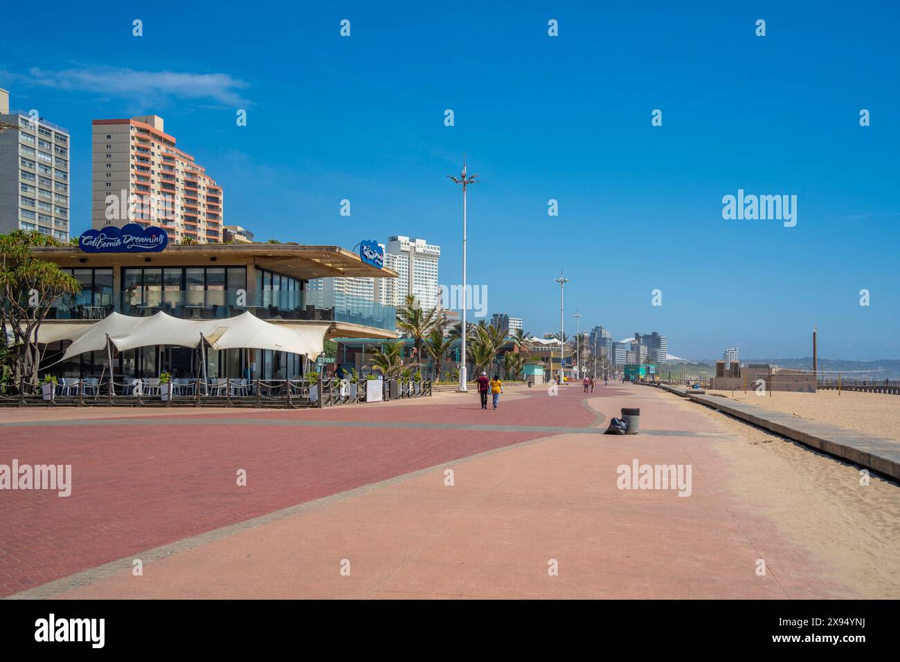 Blick auf Café und Hotels an der Promenade, Durban, Provinz KwaZulu-Natal, Südafrika, Afrika Stockfoto