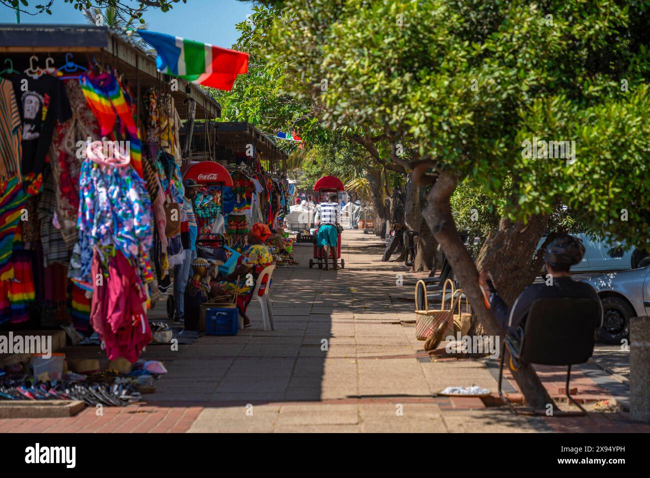 Blick auf farbenfrohe Souvenirs an der Promenade, Durban, Provinz KwaZulu-Natal, Südafrika, Afrika Stockfoto