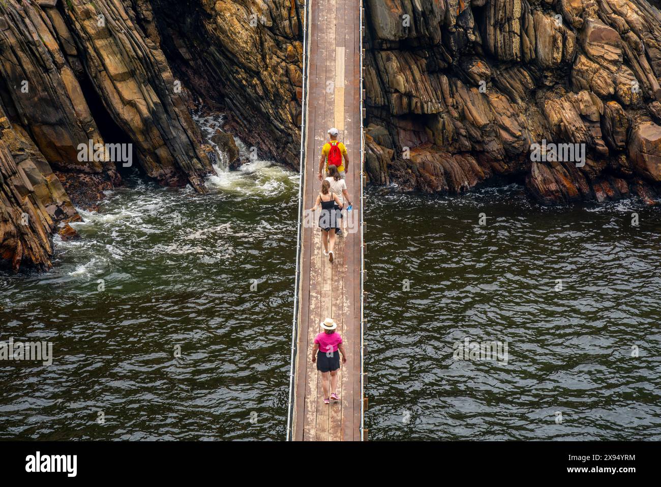 Blick auf die Menschen, die die Hängebrücke am Storms River, Tsitsikamma National Park, Garden Route National Park, Südafrika, Afrika überqueren Stockfoto