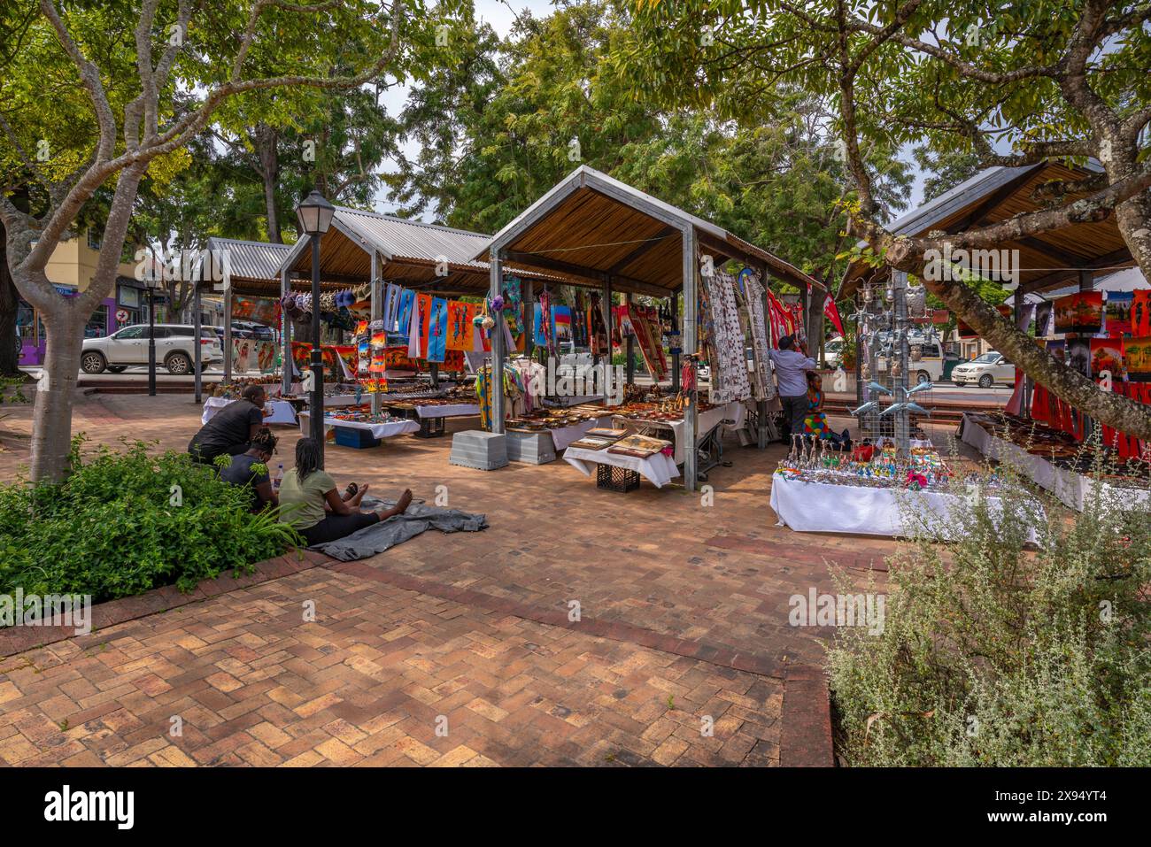 Blick auf Souvenir- und Kunsthandwerksstände in der St. George Street, Knysna Central, Knysna, Western Cape Province, Südafrika, Afrika Stockfoto