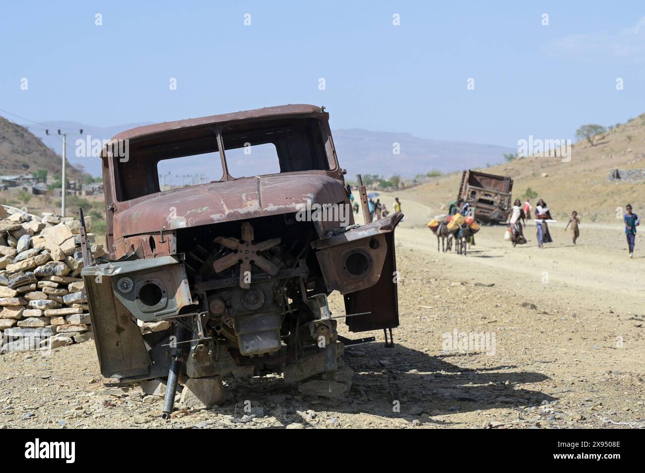 ÄTHIOPIEN, Tigray, Dorf SHEWEATE HUGUM, Tigray Krieg 2020-2022 zwischen Truppen verbündet mit der äthiopischen Regierung und Eritrea und der Tigray Volksbefreiungsfront TPLF, durch TPLF-Kämpfer zerstörte russischen ArmeelKW Ural - 4320 eritreische Truppen Stockfoto
