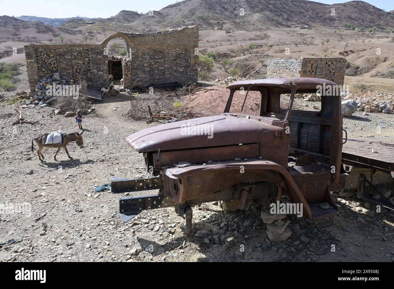 ÄTHIOPIEN, Tigray, Dorf SHEWEATE HUGUM, Tigray Krieg 2020-2022 zwischen Truppen verbündet mit der äthiopischen Regierung und Eritrea und der Tigray Volksbefreiungsfront TPLF, durch TPLF-Kämpfer zerstörte russischen ArmeelKW Ural - 4320 eritreische Truppen Stockfoto