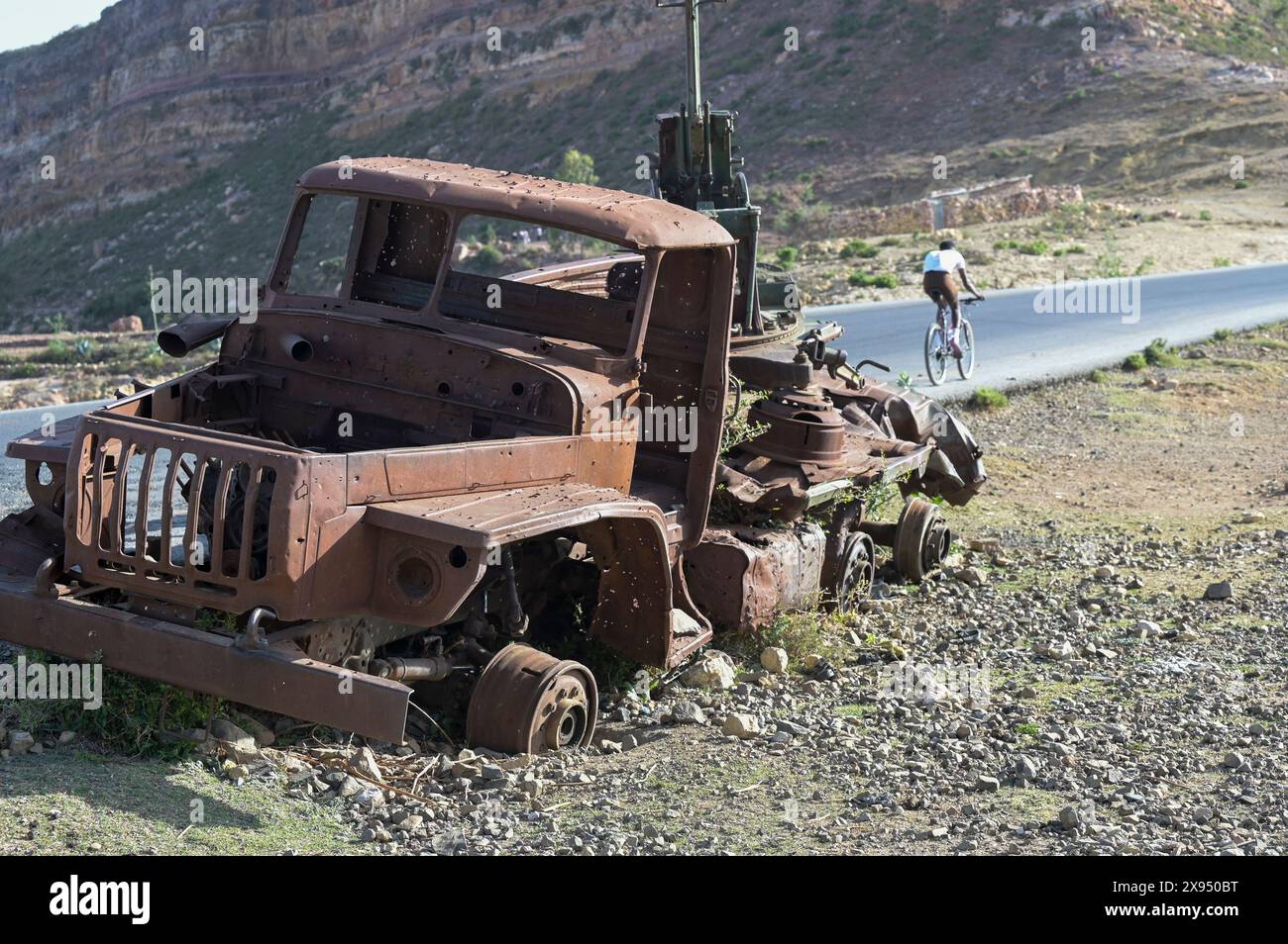 ÄTHIOPIEN, Tigray, Straße nach Mekelle, Tigray Krieg 2020-2022 zwischen Truppen, die mit der äthiopischen Regierung und Eritrea verbündet sind, und der Tigray Volksbefreiungsfront TPLF, zerstörte den russischen ArmeelKW Ural - 4320 mit Maschinengewehr eritreischer Truppen Stockfoto