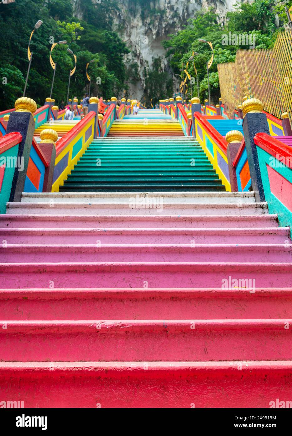 In den Bergen rund um Kuala Lumpur führen viele bunte Stufen hinauf zu der riesigen Höhle, in der sich wunderschöne Hindutempel und Schreine befinden. Stockfoto