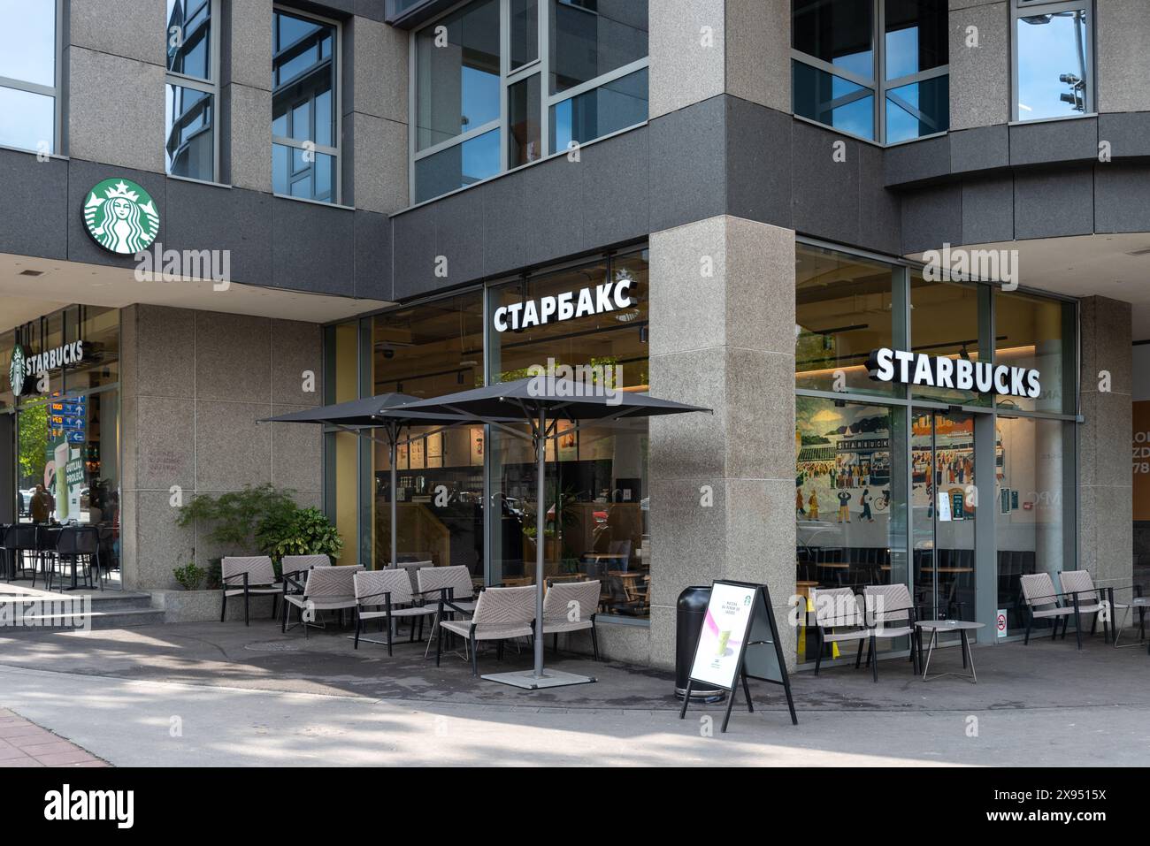 Starbucks Coffee Shop in Belgrad, mit kyrillischer Schrift am Fenster. April 2024 Stockfoto