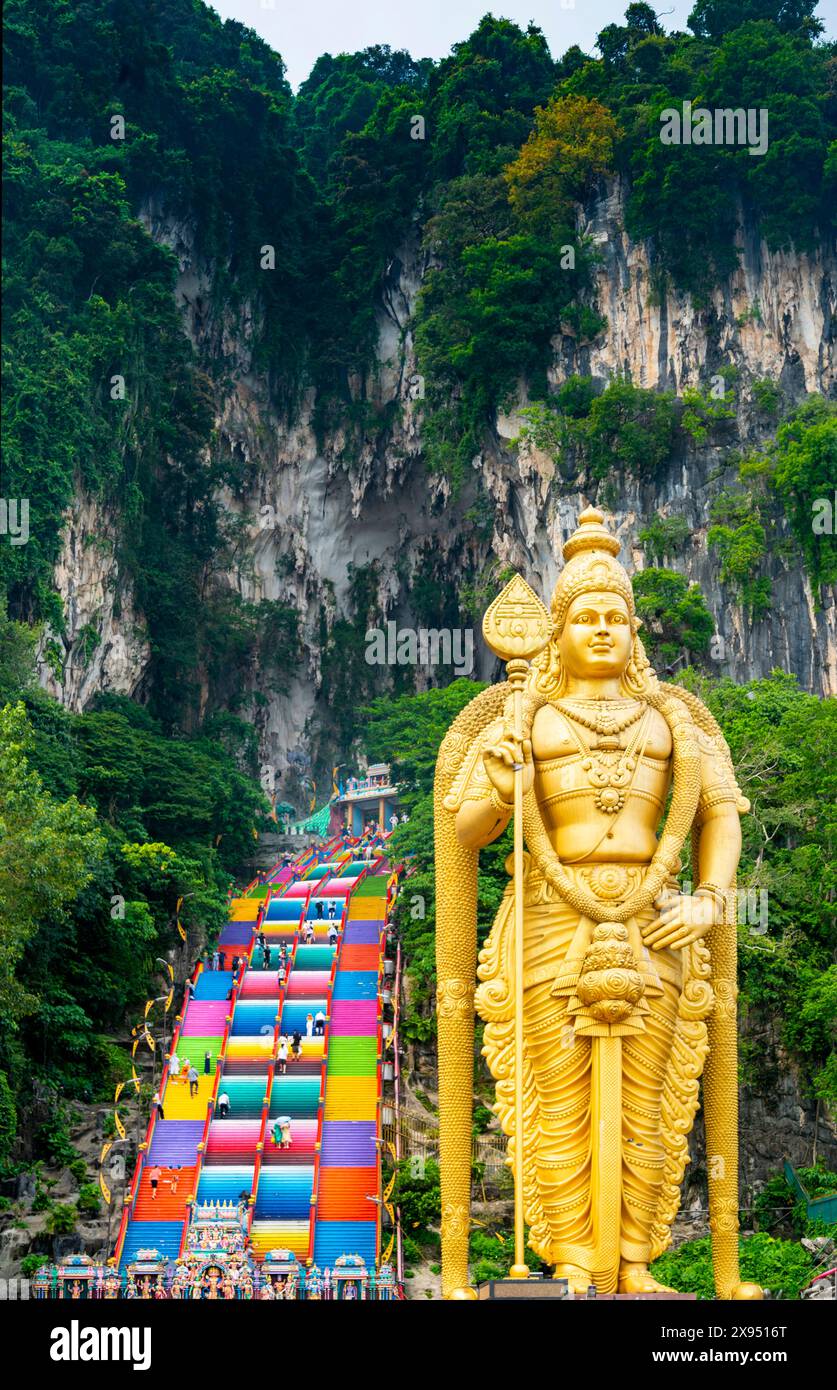 Innerhalb des bergigen Stadtrands von Kuala Lumpur. Kalksteinhöhlen an der Spitze der steilen mehrfarbigen Stufen, die hinduistische Tempel und Schreine beherbergen, und ein riesiges Stockfoto